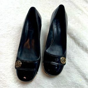 Tory Burch Marion Black Patent Leather Block Heel Gold Trim Pumps Sz 6